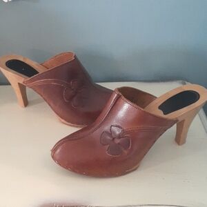 Vintage brown leather heeled Clogs with flower detail 🎁